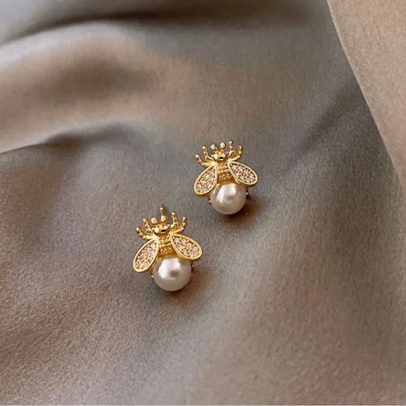Gold Sweet honey bee artificial pearls rhinestones ear stud earrings. Gold - Picture 4 of 8
